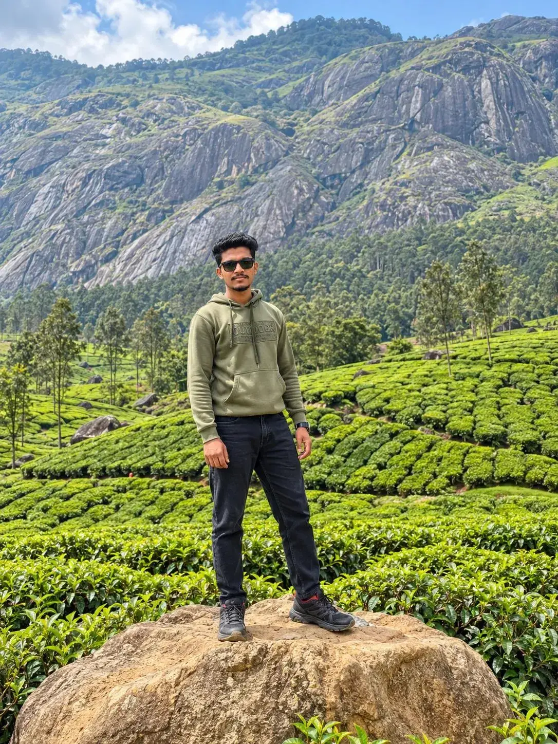 4K Full-Body Travel Portrait — Mountain Tea Garden