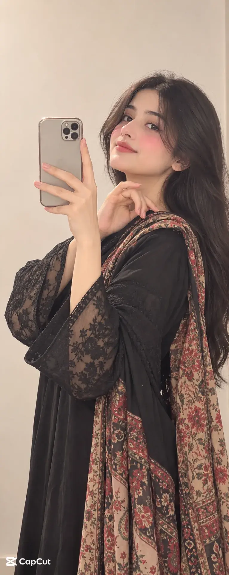 📱✨ Aesthetic Mirror Selfie – Soft Beauty Filter, Warm Pastel Tones & Casual Style