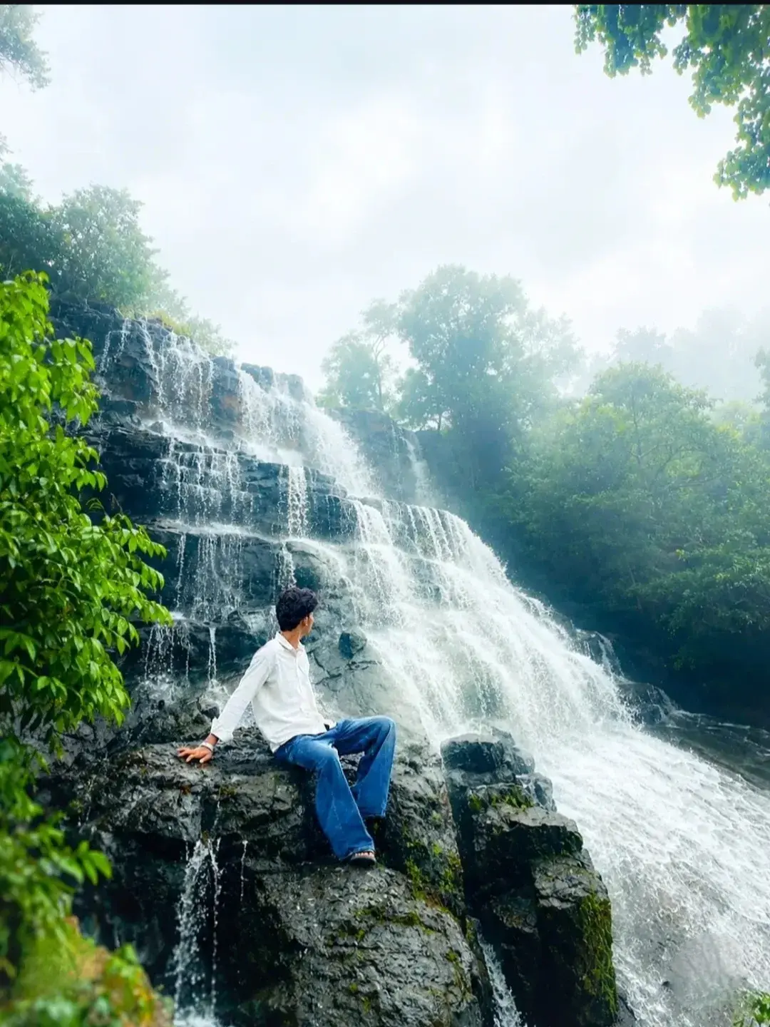 Aesthetic Waterfall Realistic Prompt