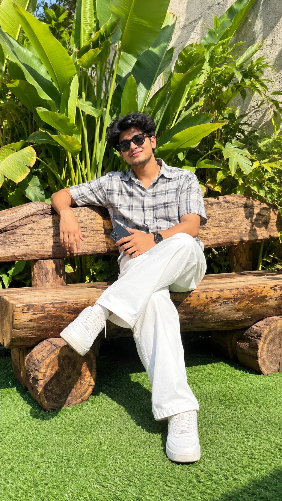 😎🌿 Casual Men’s Outdoor Photography – Relaxed Lifestyle & Fashion Look