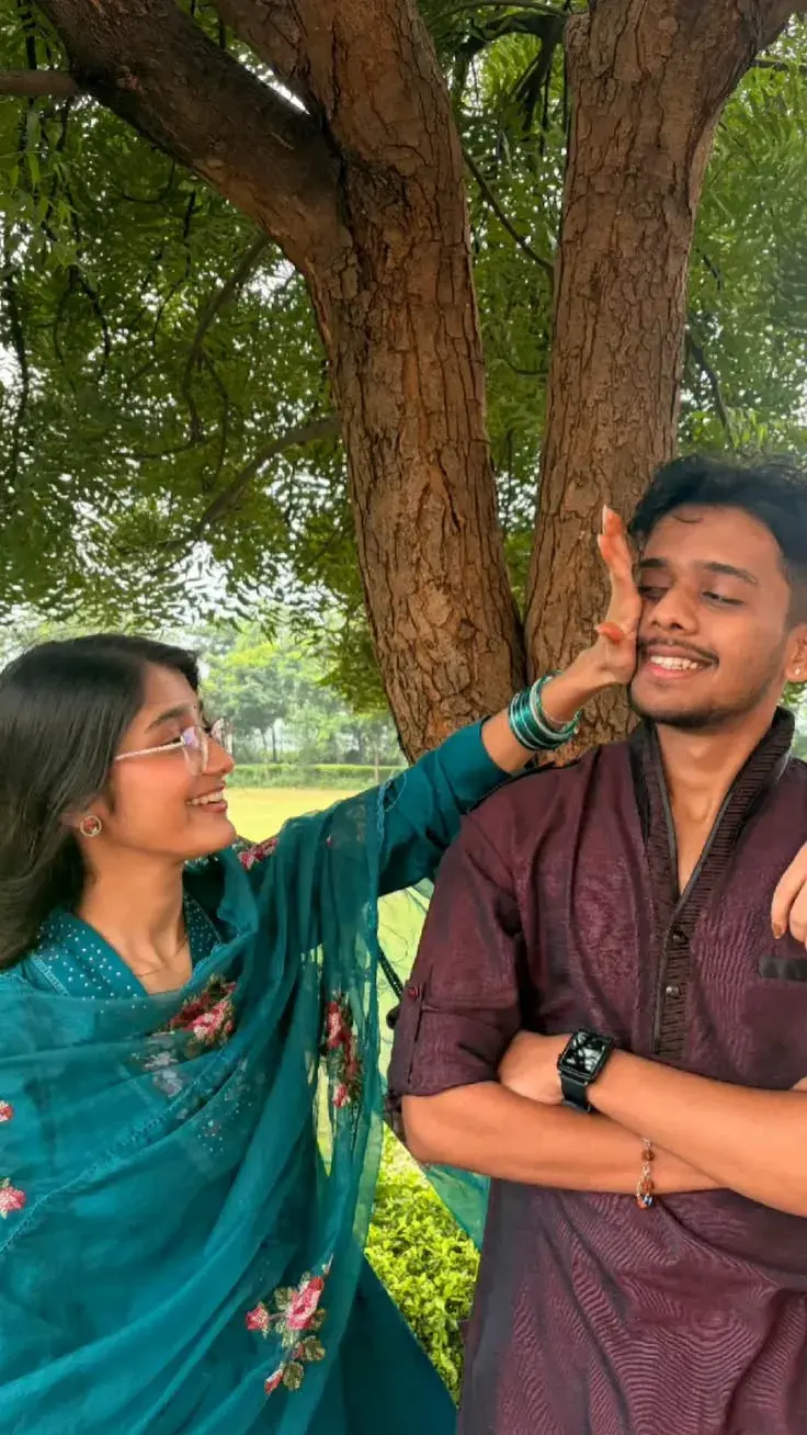 Cute Couple Moments Under The Tree 💚 | Natural Romantic Photography