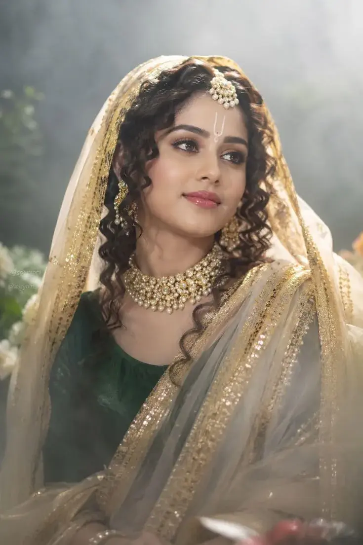 Elegant Golden-White Bridal Portrait