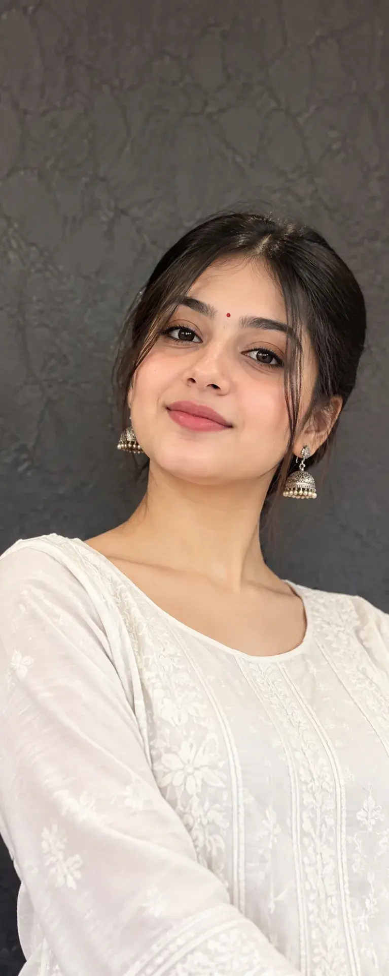 🌸✨ Elegant Indian Portrait Photography – Soft Light & Traditional Beauty