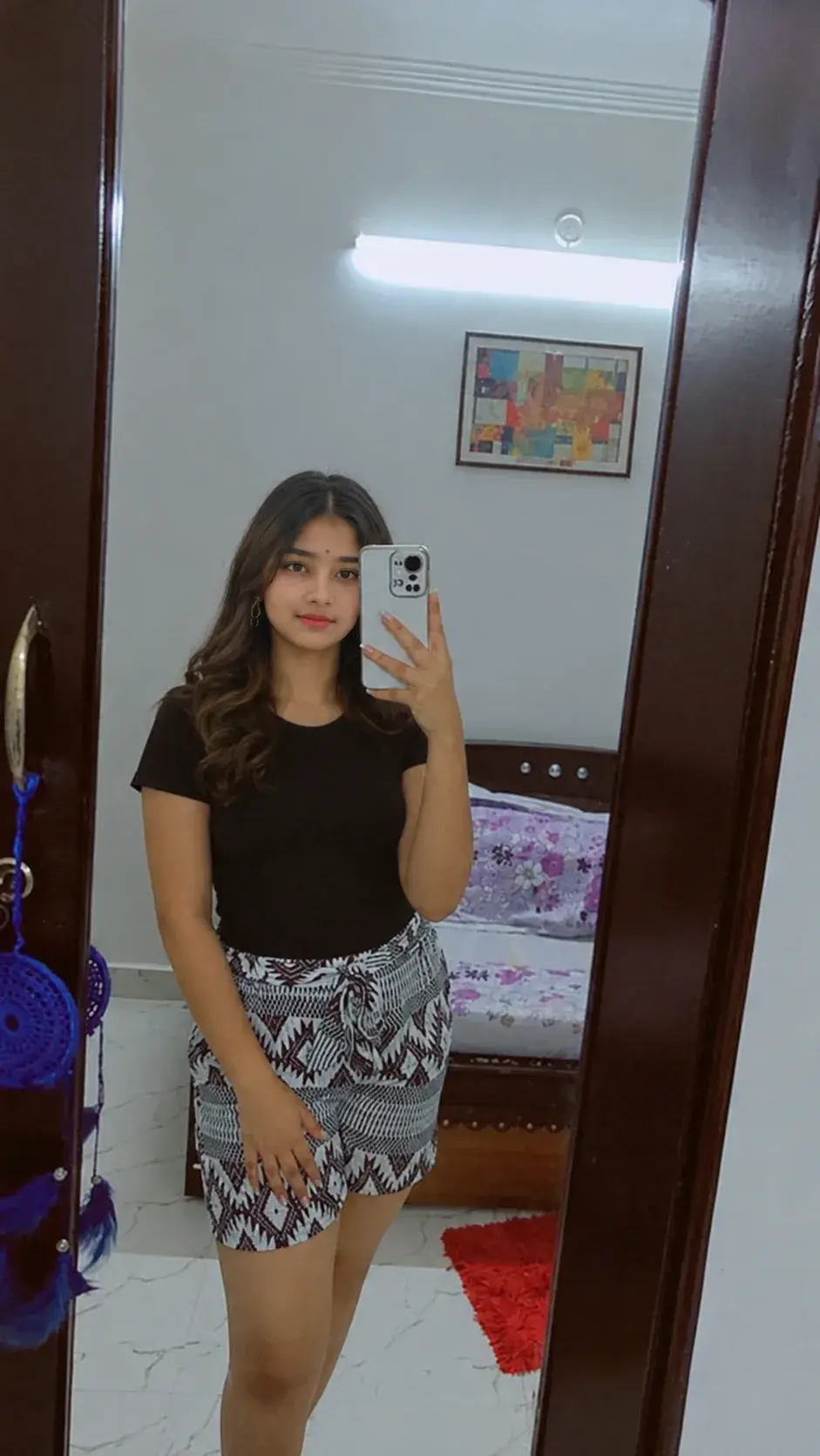 Elegant Mirror Selfie – Casual Chic Bedroom Look