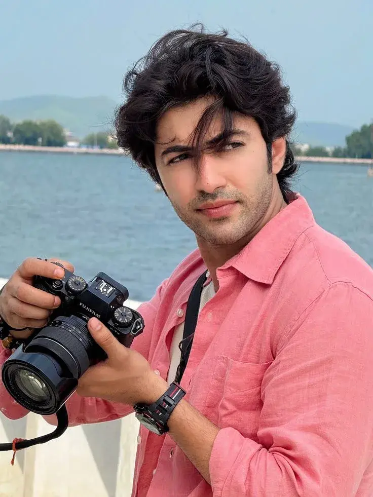 Lakeside Photographer Portrait – Pink Shirt Look
