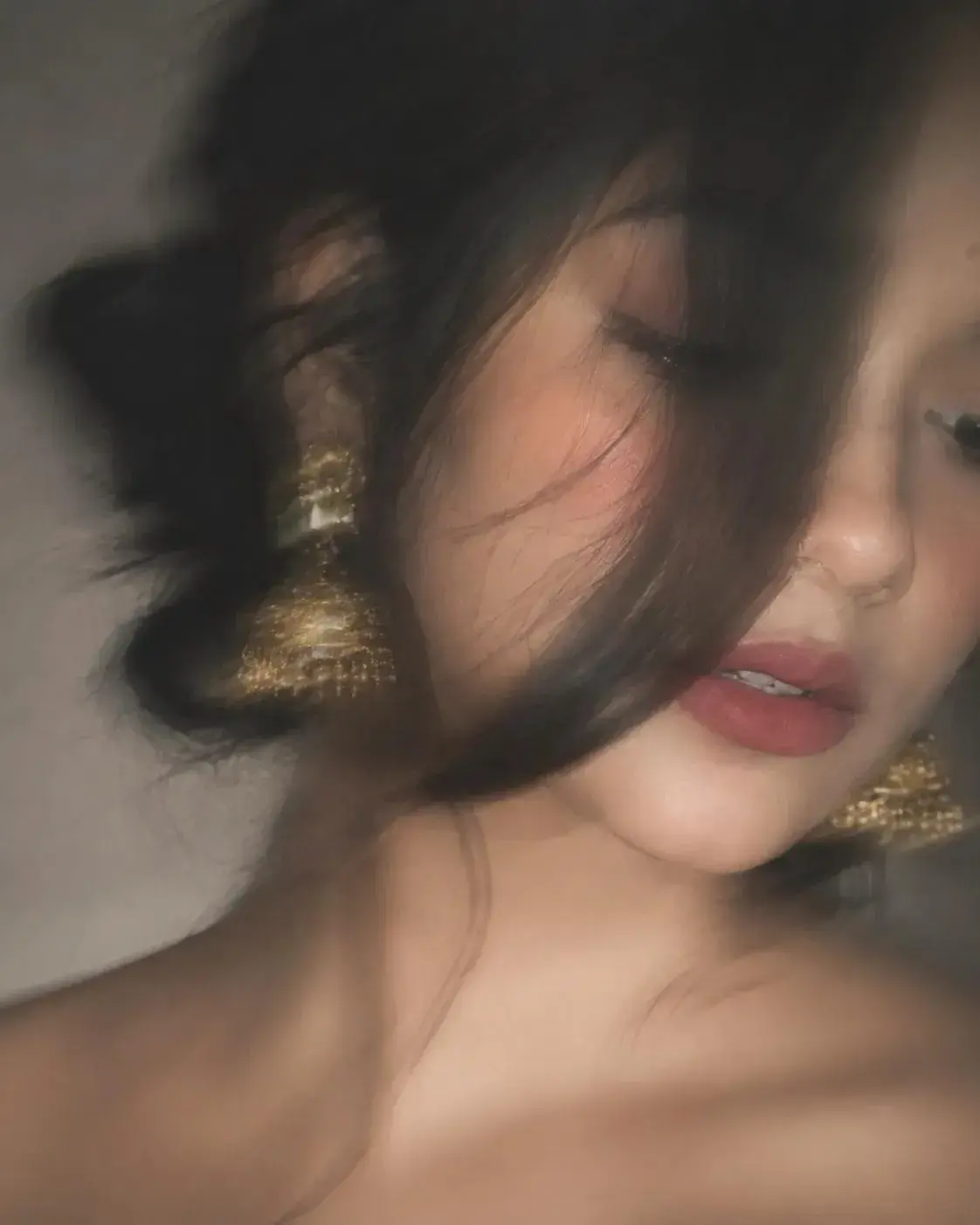 Prompt: Moody Glamour Portrait – Soft Focus & Golden Jhumkas
