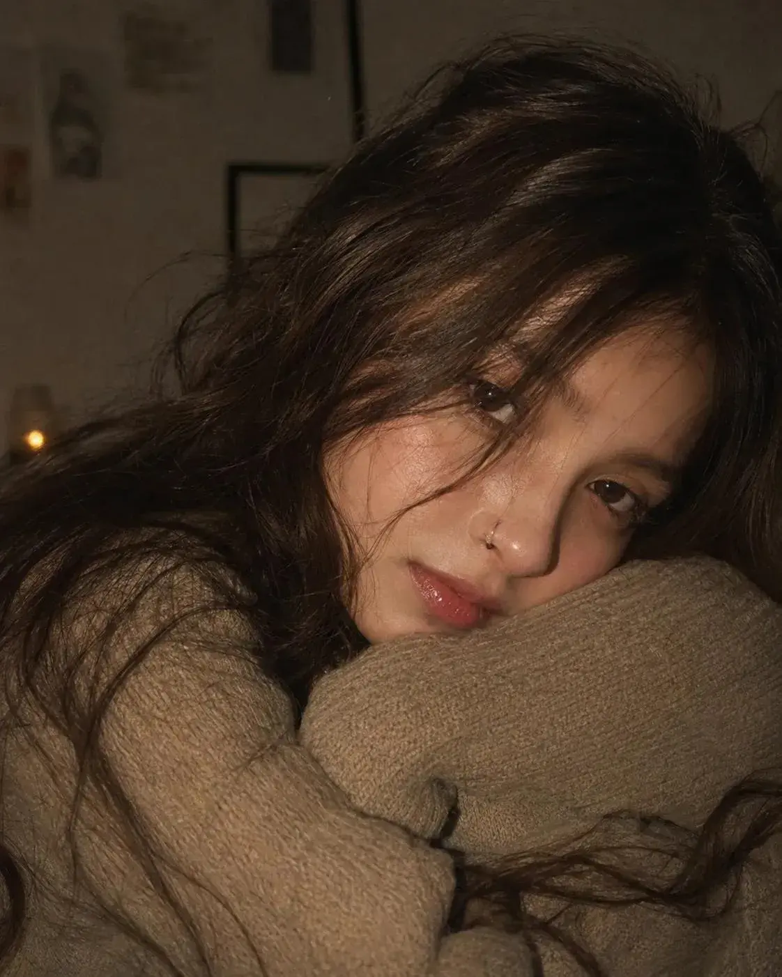 Prompt: Ultra-Realistic Cozy Aesthetic Portrait — Warm Indoor Photography