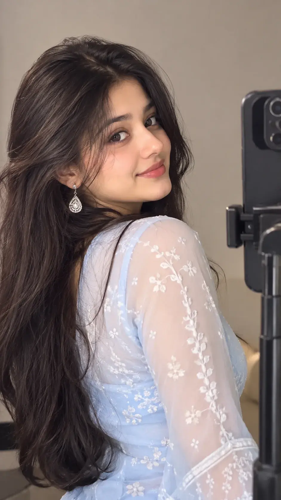 🩵📸 Soft Beauty Portrait – Over-The-Shoulder Pose & Pastel Aesthetic