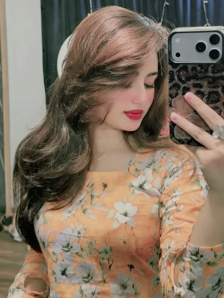 Soft Glam Mirror Selfie – Peach Floral Dress & Voluminous Hair