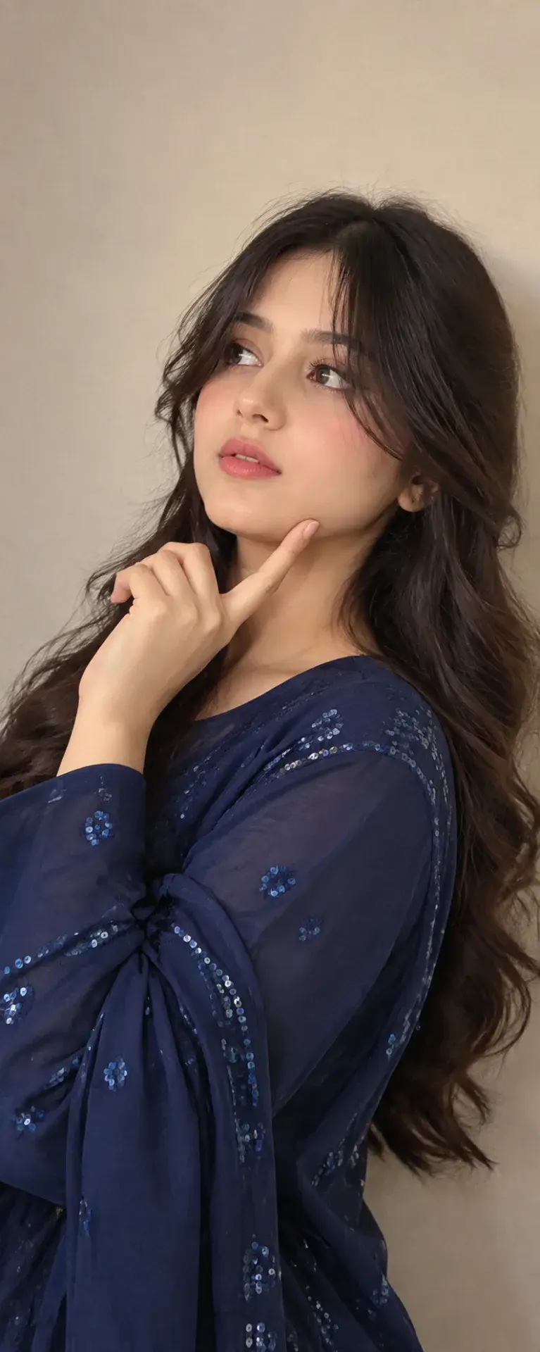 📸🤎 Soft Vintage Portrait Photography – Warm Tones, Natural Pose & Aesthetic Look