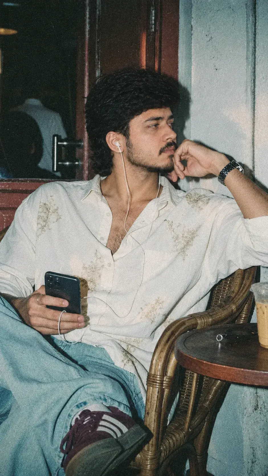 Vintage Café Mood – Relaxed Side Profile