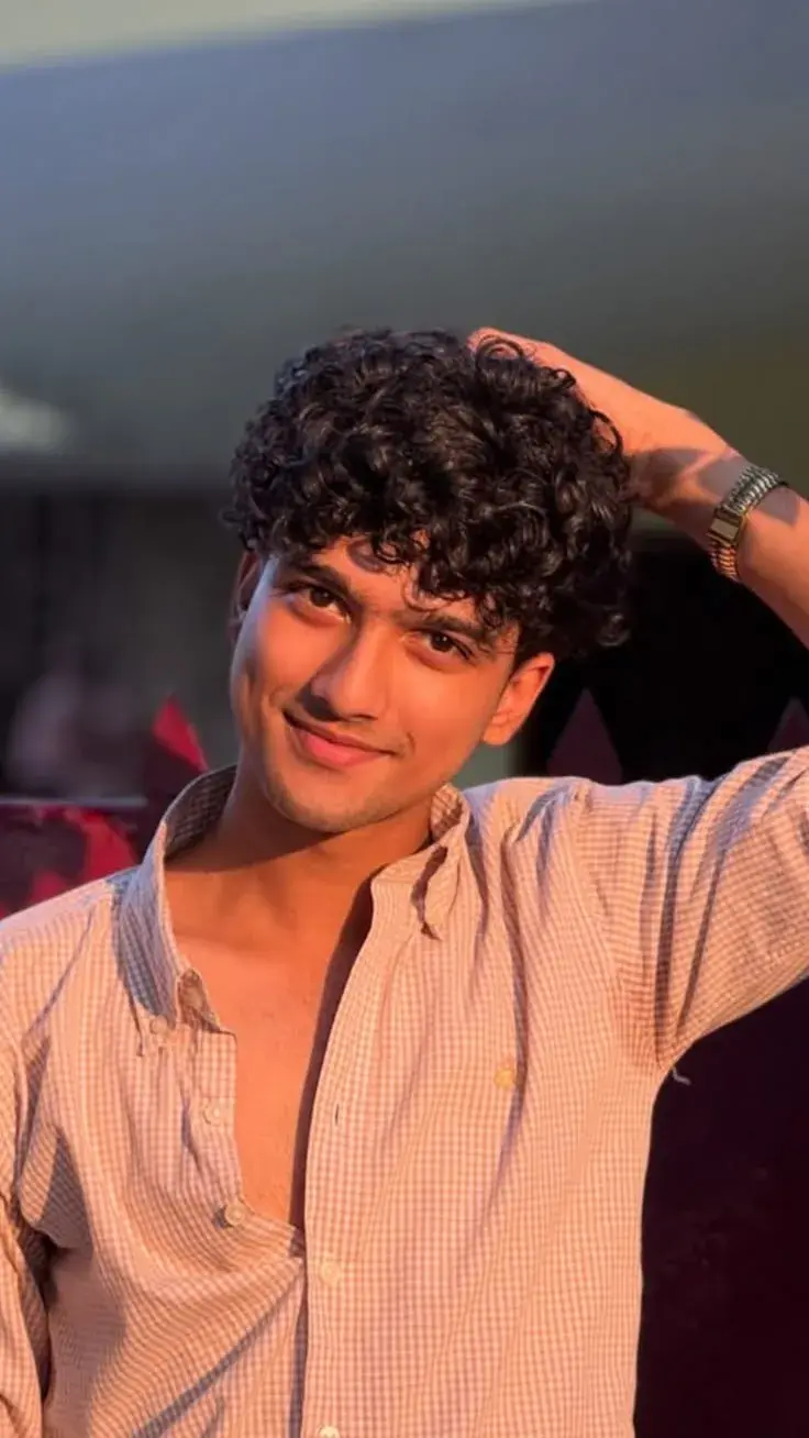 📸✨ Warm Golden-Hour Curly Hair Portrait ✨📸