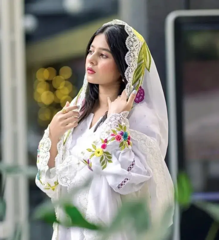 “White Dupatta Grace – Soft Outdoor Portrait”